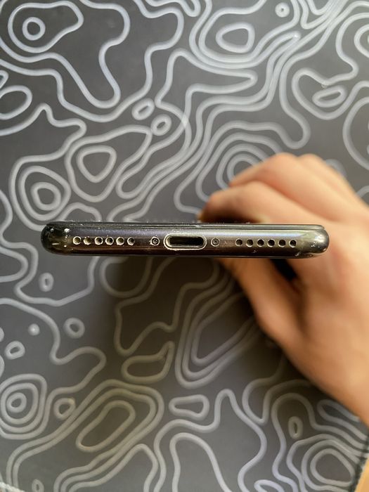Срочно продам iPhone SE 2020 64GB Black, всё работает