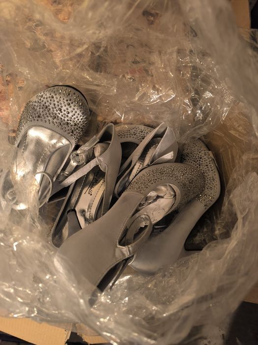 Цял кашон с дамски обувки 16-17 броя