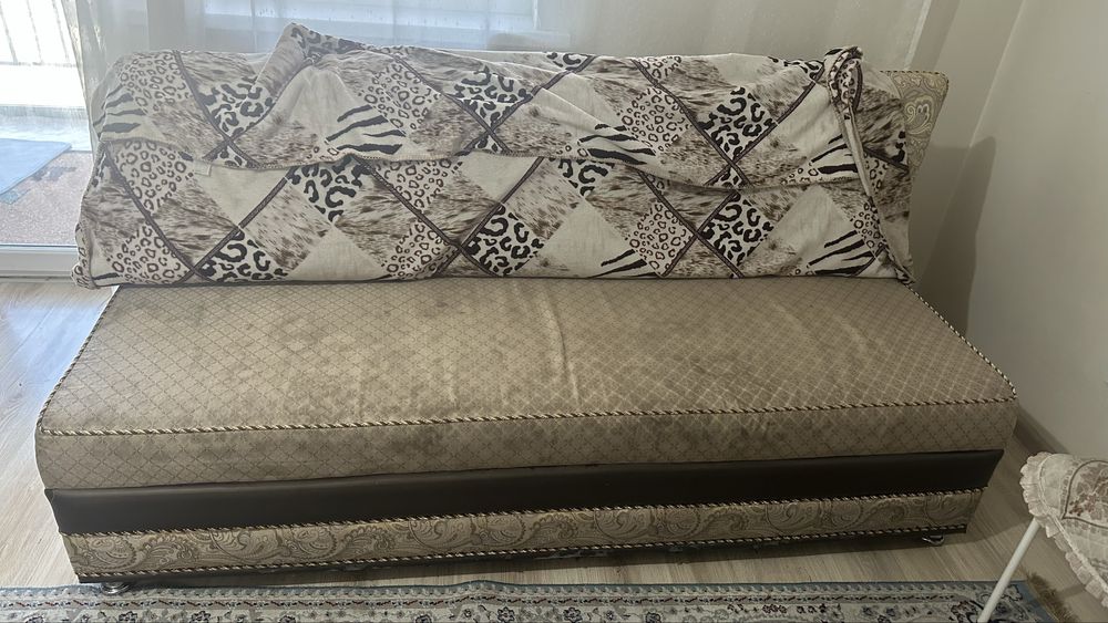 Продается диван состояние среднее