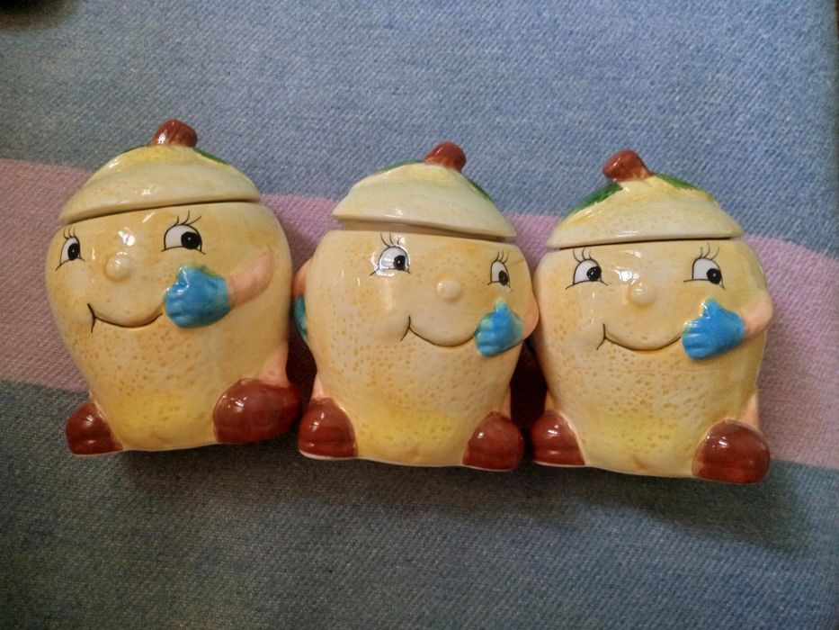 Срочно продаю кухонный набор новый