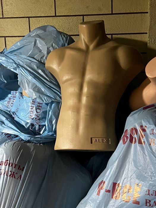 Полки для бутиков и маникены