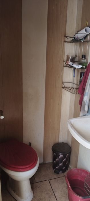 Къща в кв Байкушева махала малка кокетна на два етажа с вътрешни стълб