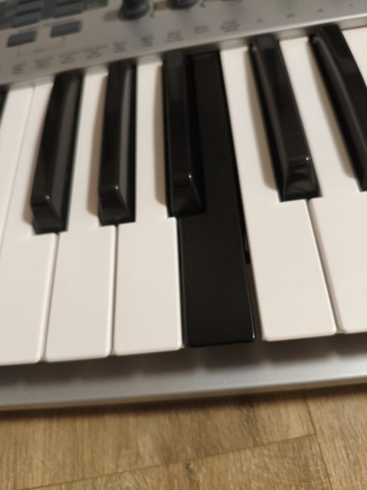 Продавам миди клавиатура