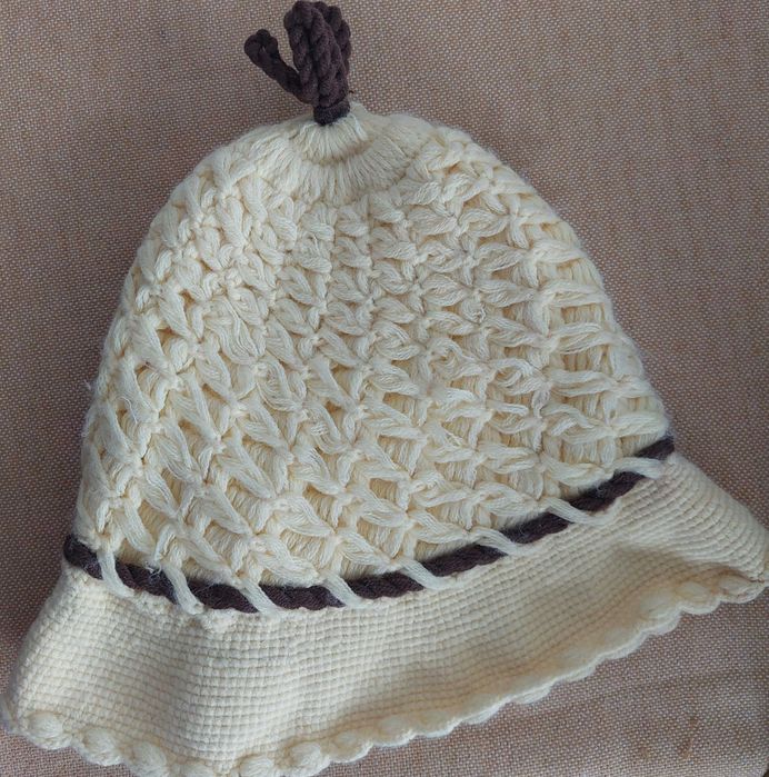 Красива плетена жълта шапка с кафяв орнамент