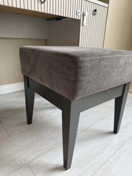 Туалетный столик с пуфиком