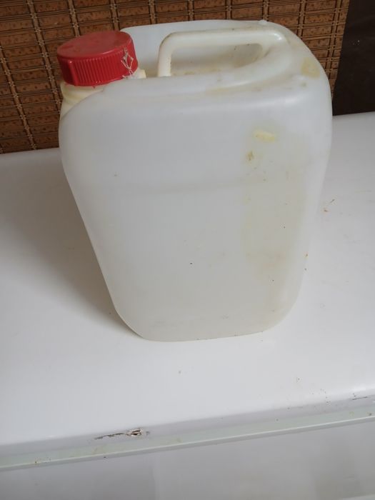 Продам 10 литровые канистры