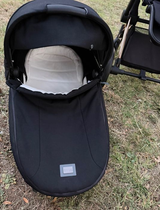 Бебешка количка Cybex Priam 4 Rose Gold в черно - кош за новородено и тапицерия 6м+