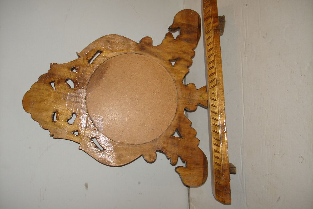 Oglinda veche cu rama sculptata