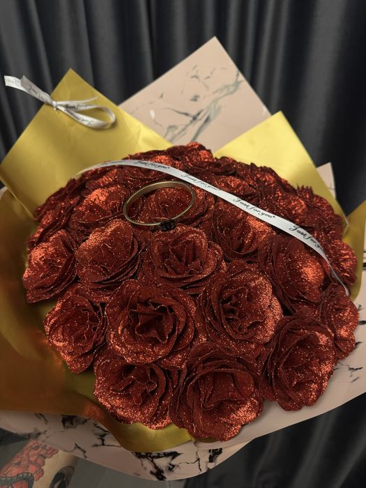 Buchet de trandafiri cu sclipici si bratara optional