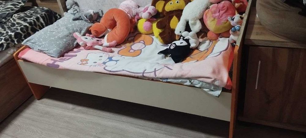 Продаю Детскую кровать и детский стол со стульями