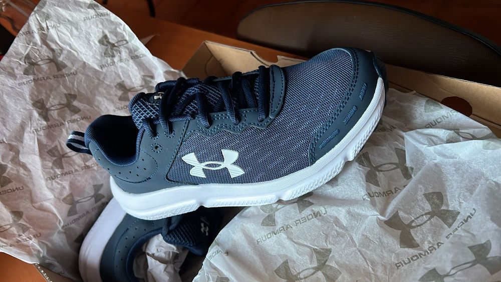 Adidași sport under armour