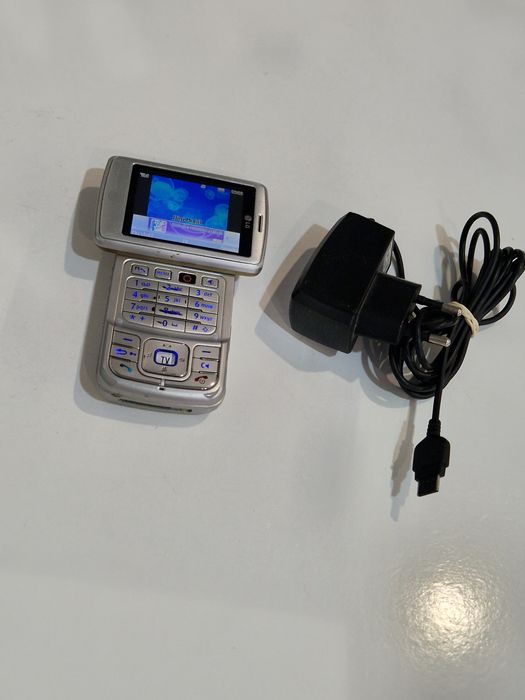 Telefon lg cu display rotativ cu încărcător