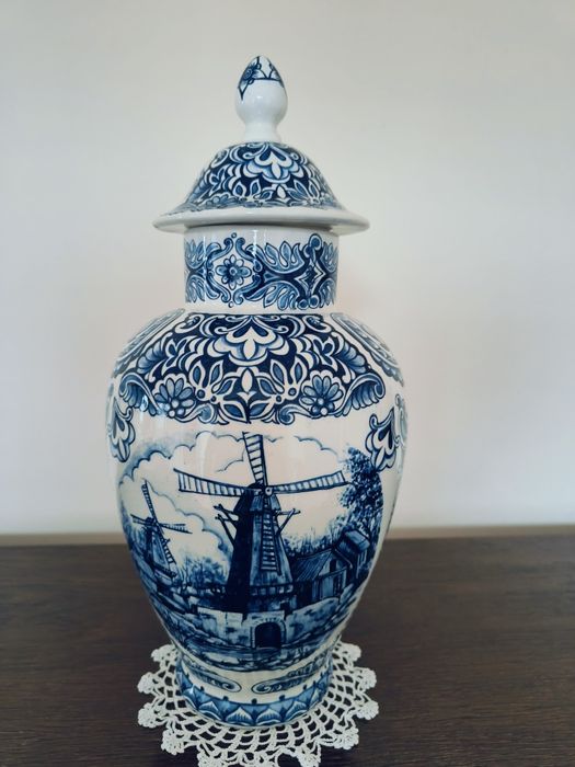 Колекционерска голяма ваза с капак Delft