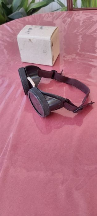 Очки сварщика тёмный стекло.