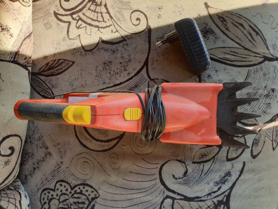 Trimer ,mașină tăiat iarba ,gard viu etc.