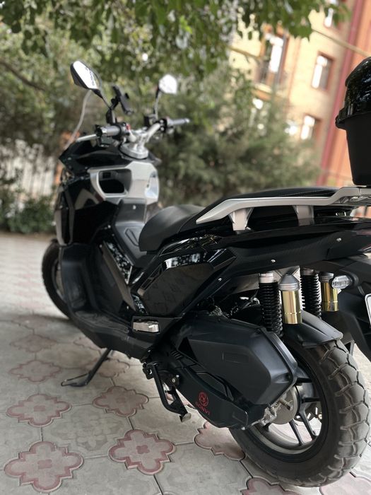 Мотоцикл (макси скутер)