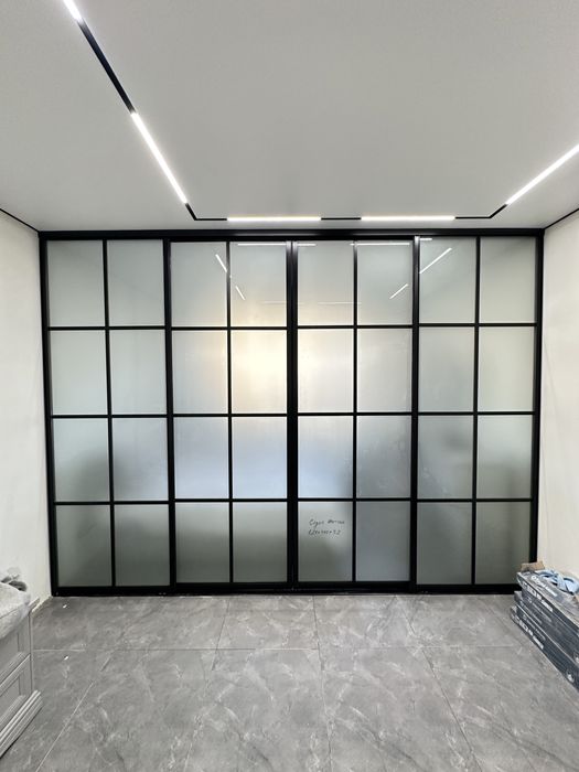 Стеклянные перегородки в лофт-стиле. Двери раздвижные.Приемлемая цена!