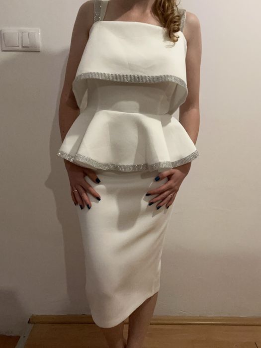Rochie albă elegantă, cu croială feminină