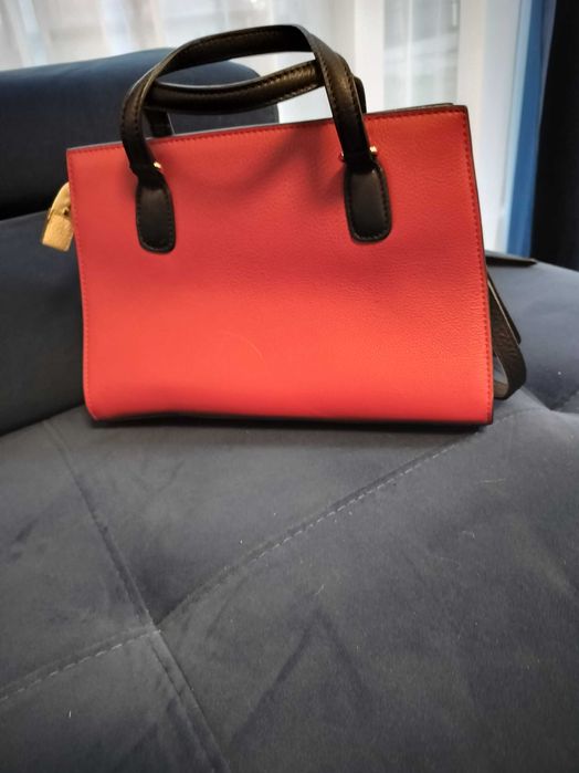 Vând geanta gucci la jumătate de preț în stare buna