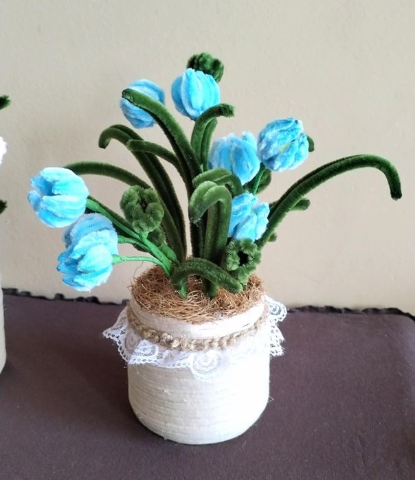 Кашпи с ръчно изработени шенилови цветя