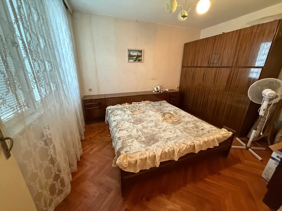 1291-Продава се тристаен апартамент с гараж в кв. "Възраждане" - снимка 2