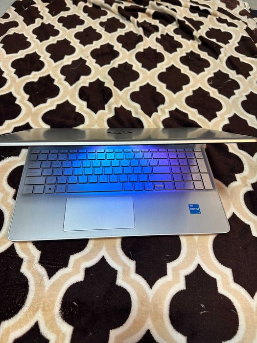 laptop HP 15s-fq2xxx, i3 gen 11, impecabil , slim
