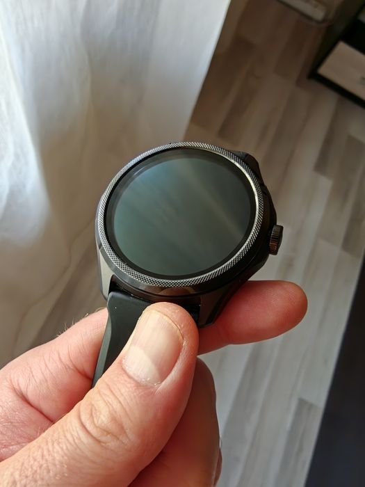 Продавам смарт часовник TicWatch Pro 5 – Като нов!