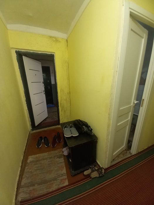 Sotiladi 2 xona 2 mikrorayon 1 etaj