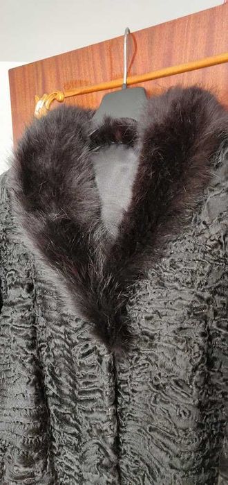 Vand haina blana Astrahan cu guler de vulpe