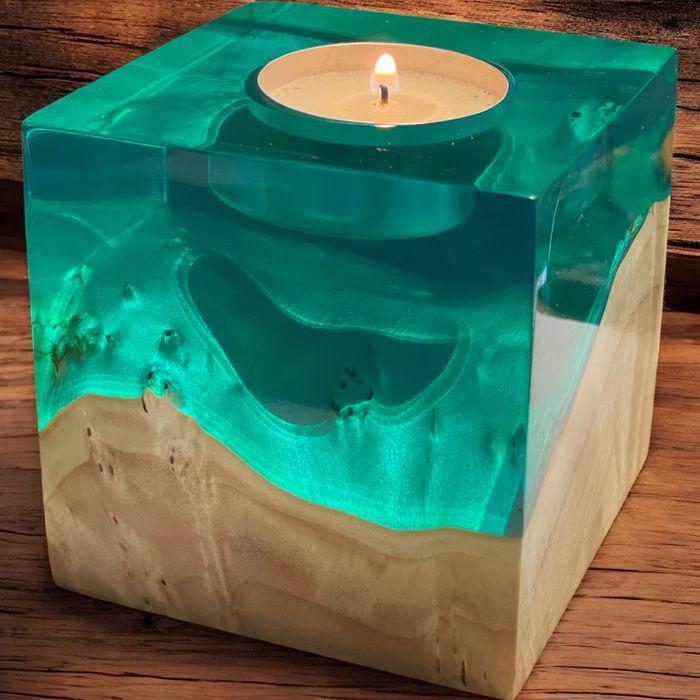 Ръчно изработени свещници от дърво и смола – за уют и атмосфера