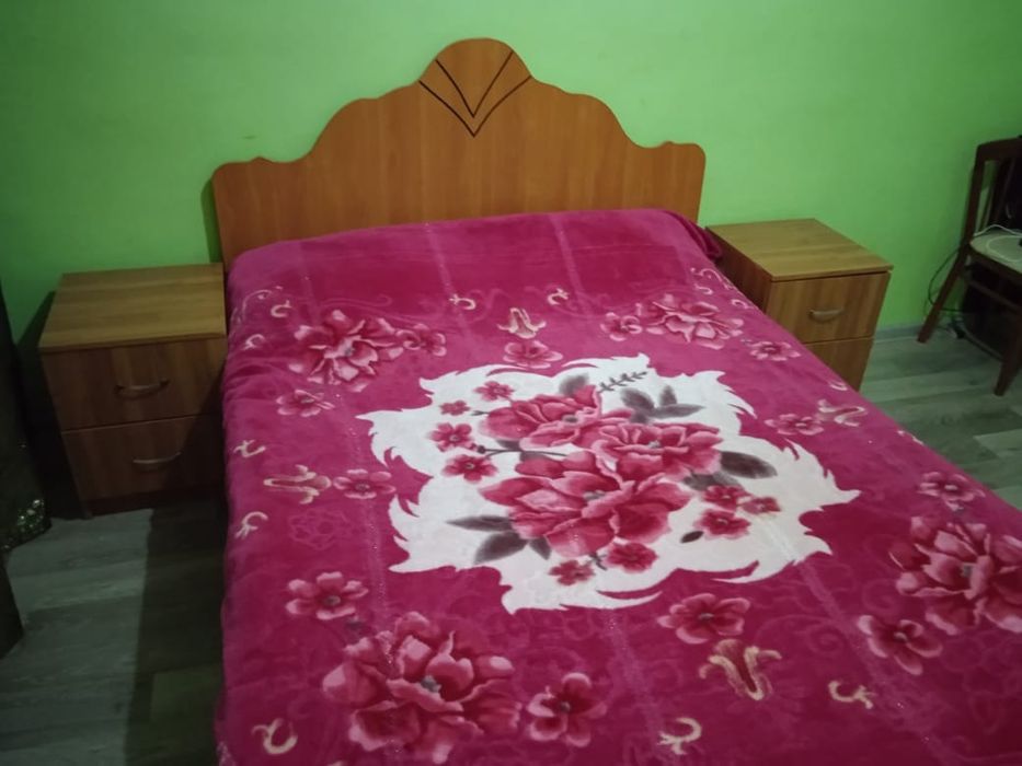 Кровать с матрасом и тумбой