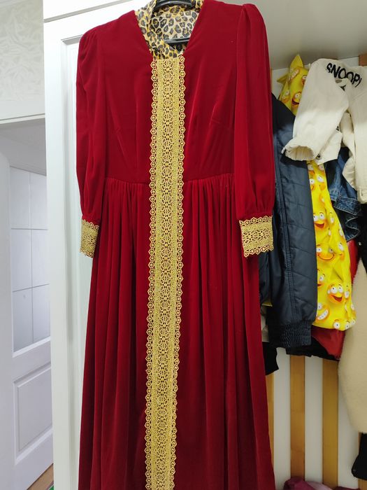 Платье белое, ткань шитьё