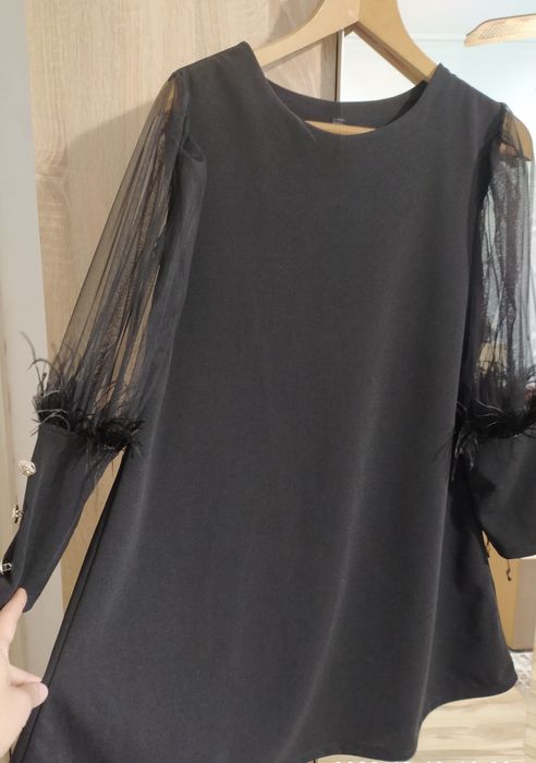 Дамска рокля с прозрачни ръкави