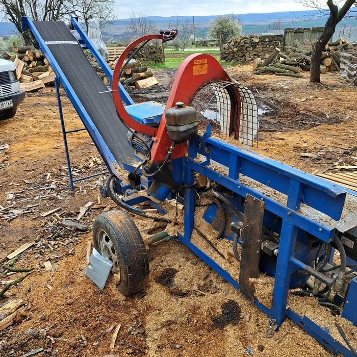 Машина за рязане цепене и товарене на дърва