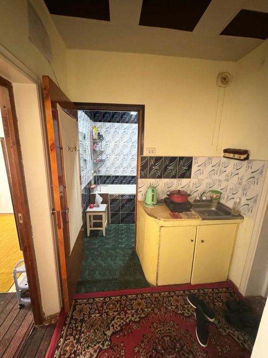 Прадаётся 1х 9микрарайоне Атс вдоль дороги мало семейка 1этаж