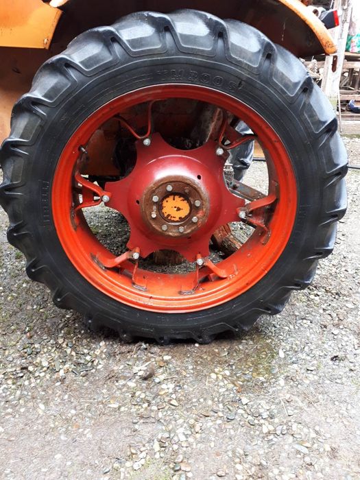 Vând roți de tractor