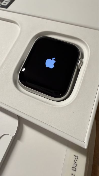 Смарт часовник Apple Watch SE (2nd Gen) 40mm - бял