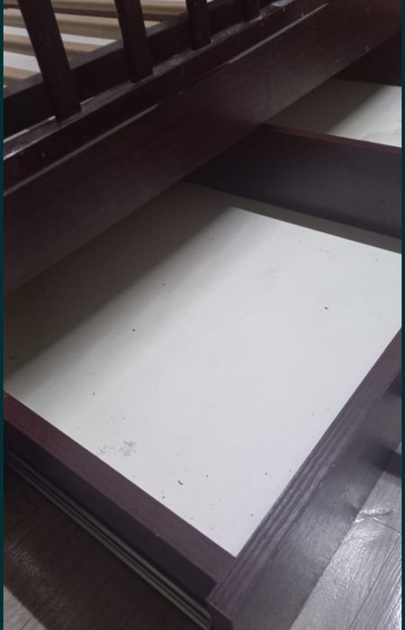 Мпнежка из красногоо дерева