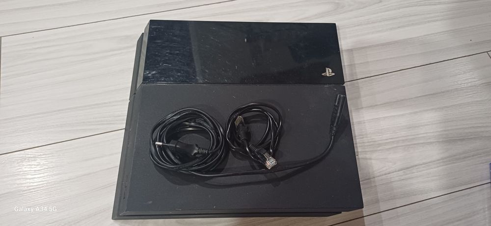 Vând PS 4 - 500 GB + 6 CD uri