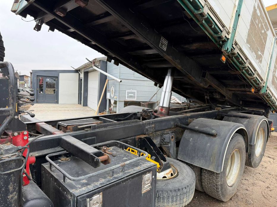 SCANIA 6x2  basculabil cu macara si telecomanda