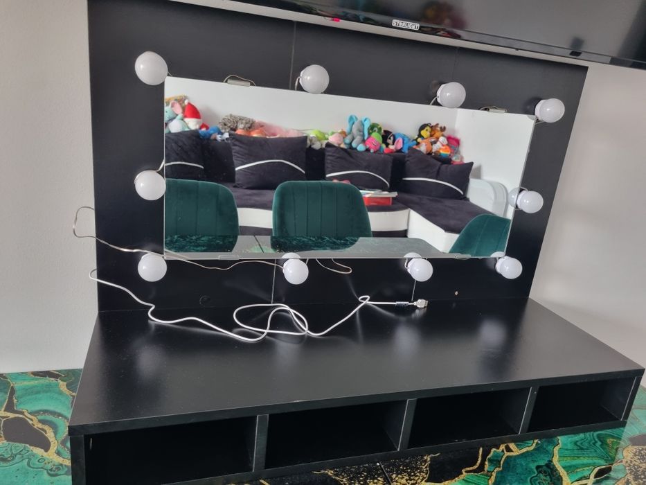 Vând dulap cu oglinda si leduri nou