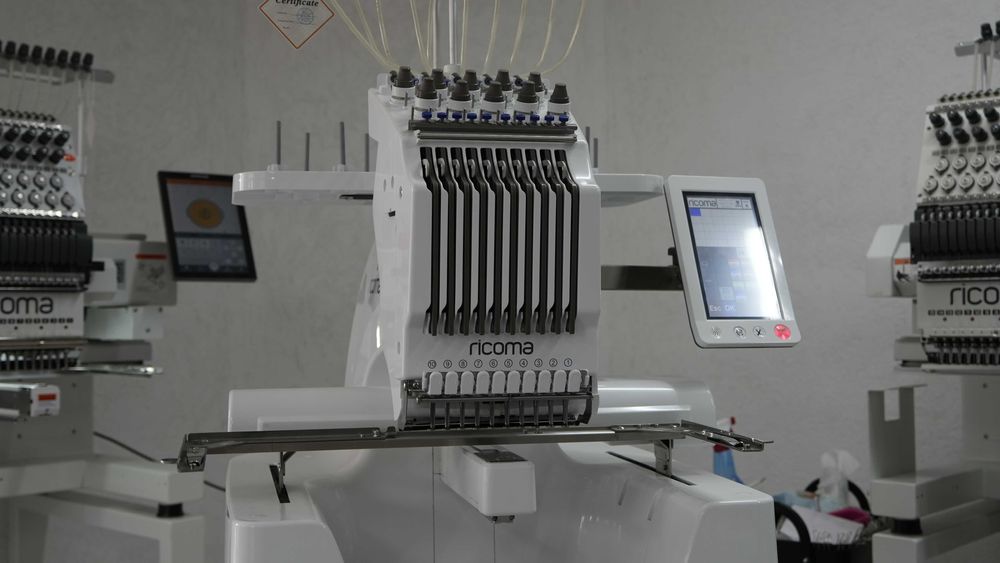 Ricoma EM-1010 – 10-конечна бродираща машина | Пълен комплект