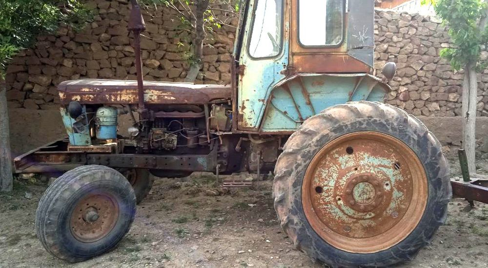 Трактор Т-28 бортавой яхши ҳолатда; Битта кичик ва катта прицепи билан