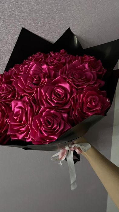 Нежные розы с атласной ленты