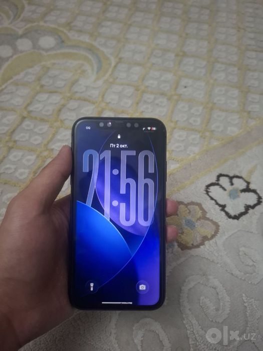 iPhone 11 black.