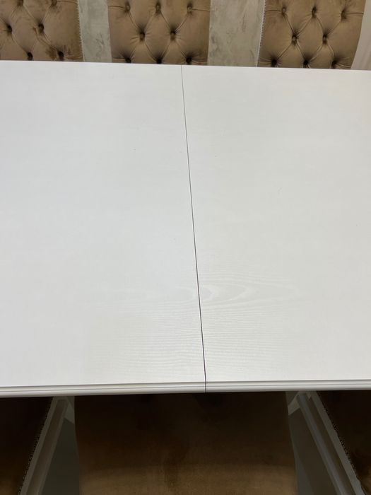 Стол и стулья из дерева