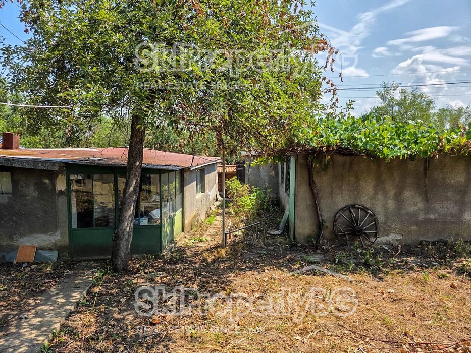 Две къщи с голяма градина в село Райово!