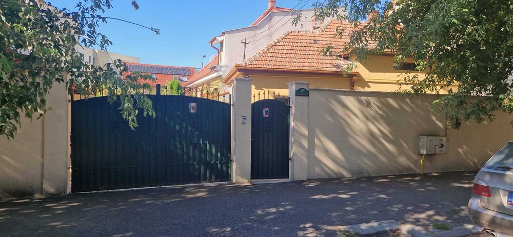 Casa + anexa, singur in curte, zona Piata Mica. Disponibil imediat