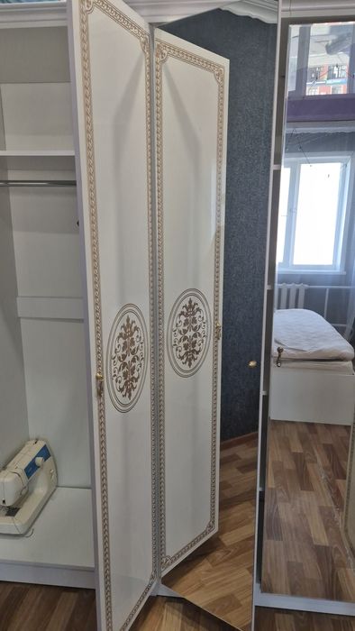 Шкаф белый с зеркалом