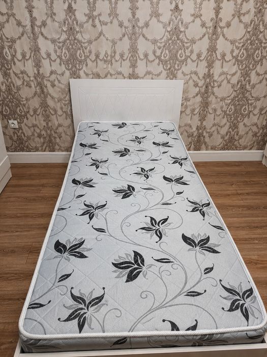 Продаю кровать с матрасом